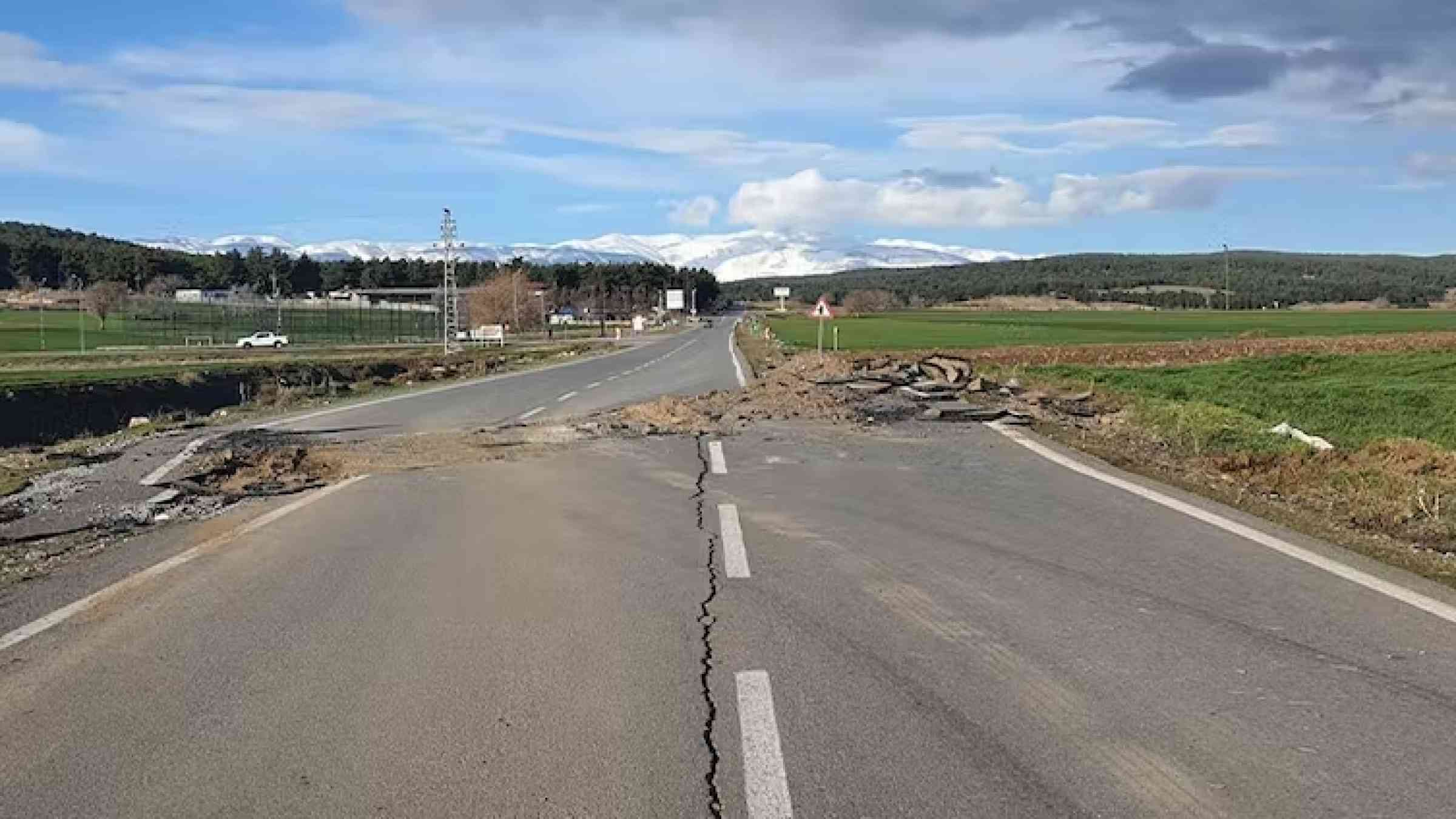 A three-metre rupture in the Kahramanmaraş-Gaziantep highway, close to the village of Tevekkelli in the earthquake zone. Hasan Sözbilir/Eskişehir Osmangazi University, Author provided