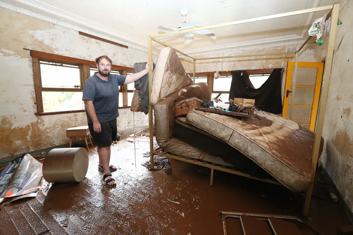 Lismore resident Robert Bialowas cleans out his home on March 3 2022. Jason O'Brien/AAP, CC BY