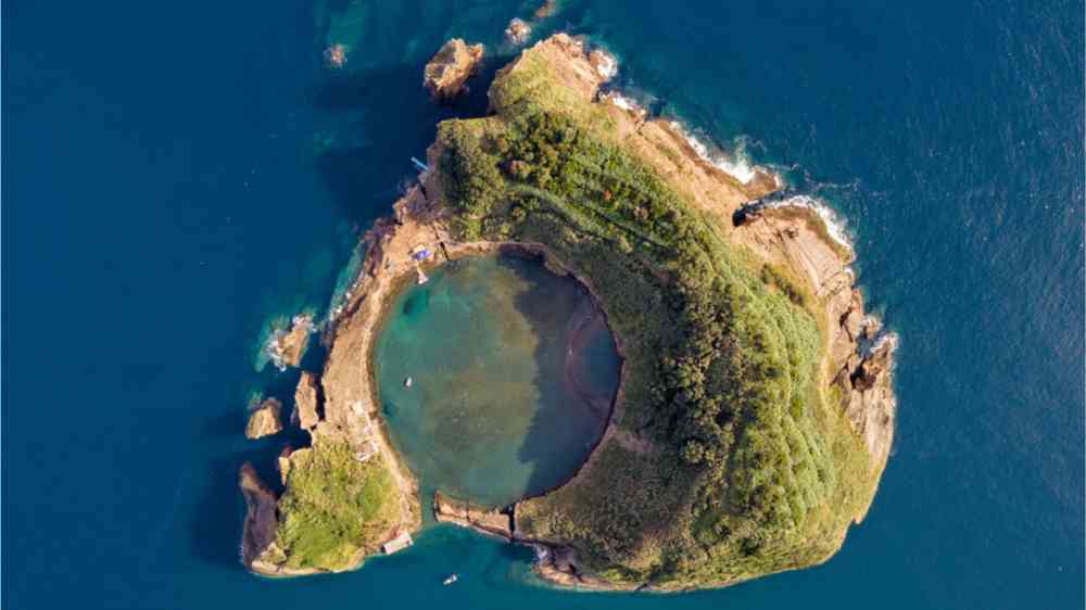 underwater volcano not erupting