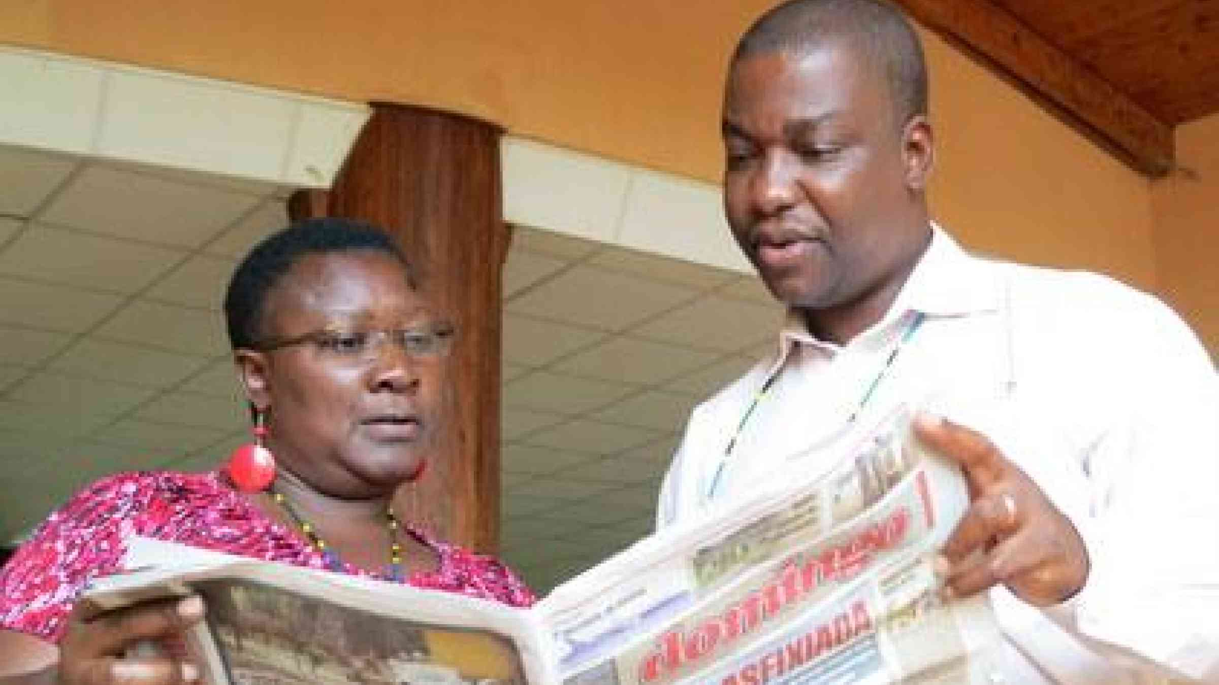 At the UNISDR media training in Arusha Tanzania today, Rachel Nakitare, Chief Producer - TV, Kenya Broadcasting Corporation, reviews the flood coverage in Mozambique's leading newsweekly "Domingo" with the newspaper's editor, Maputo-based Jorge Ernesto Rungo.