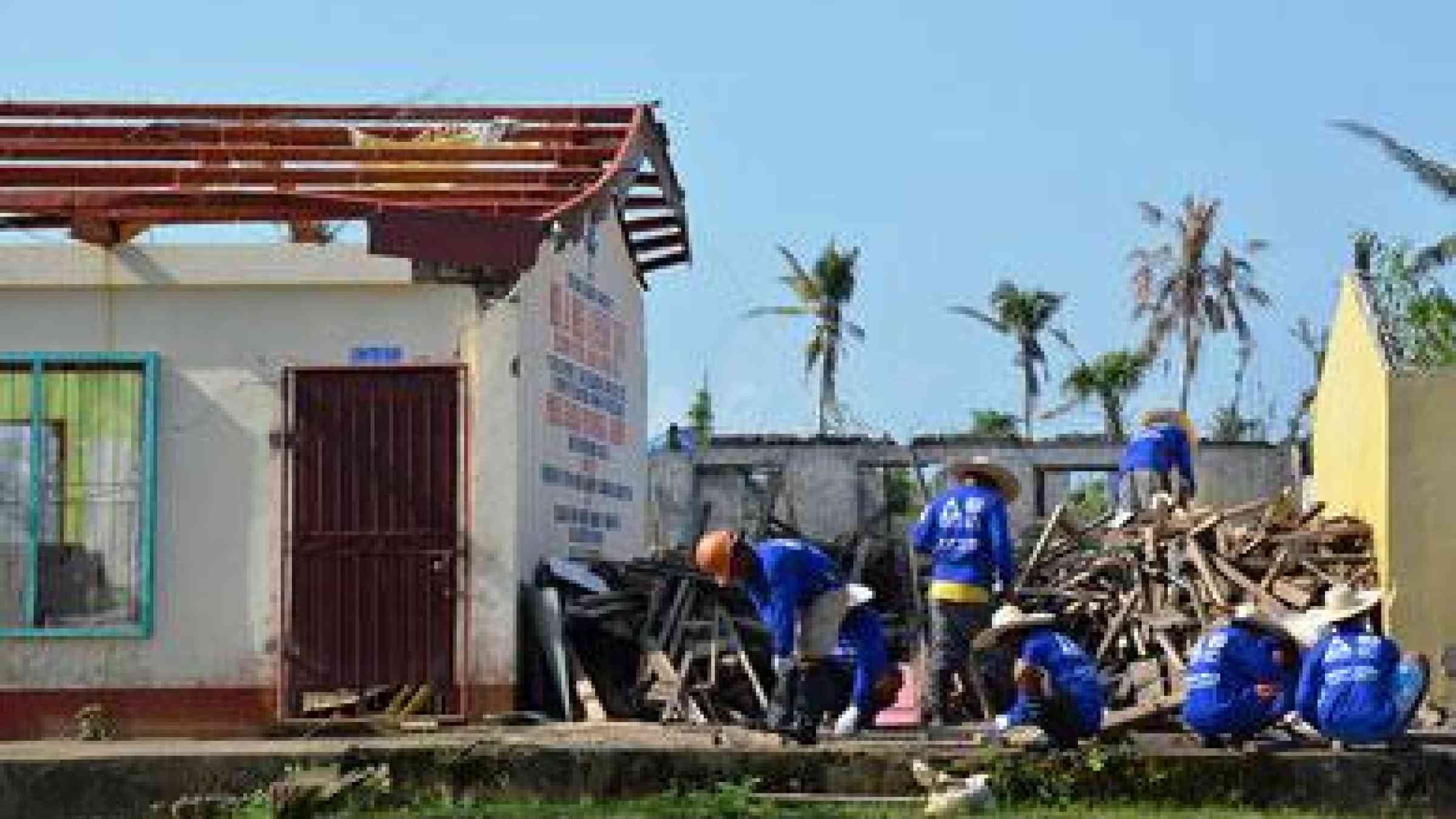 ILO Emergency Employment after Haiyan CC BY 2.0 https://www.flickr.com/photos/ilopictures/14121906014/