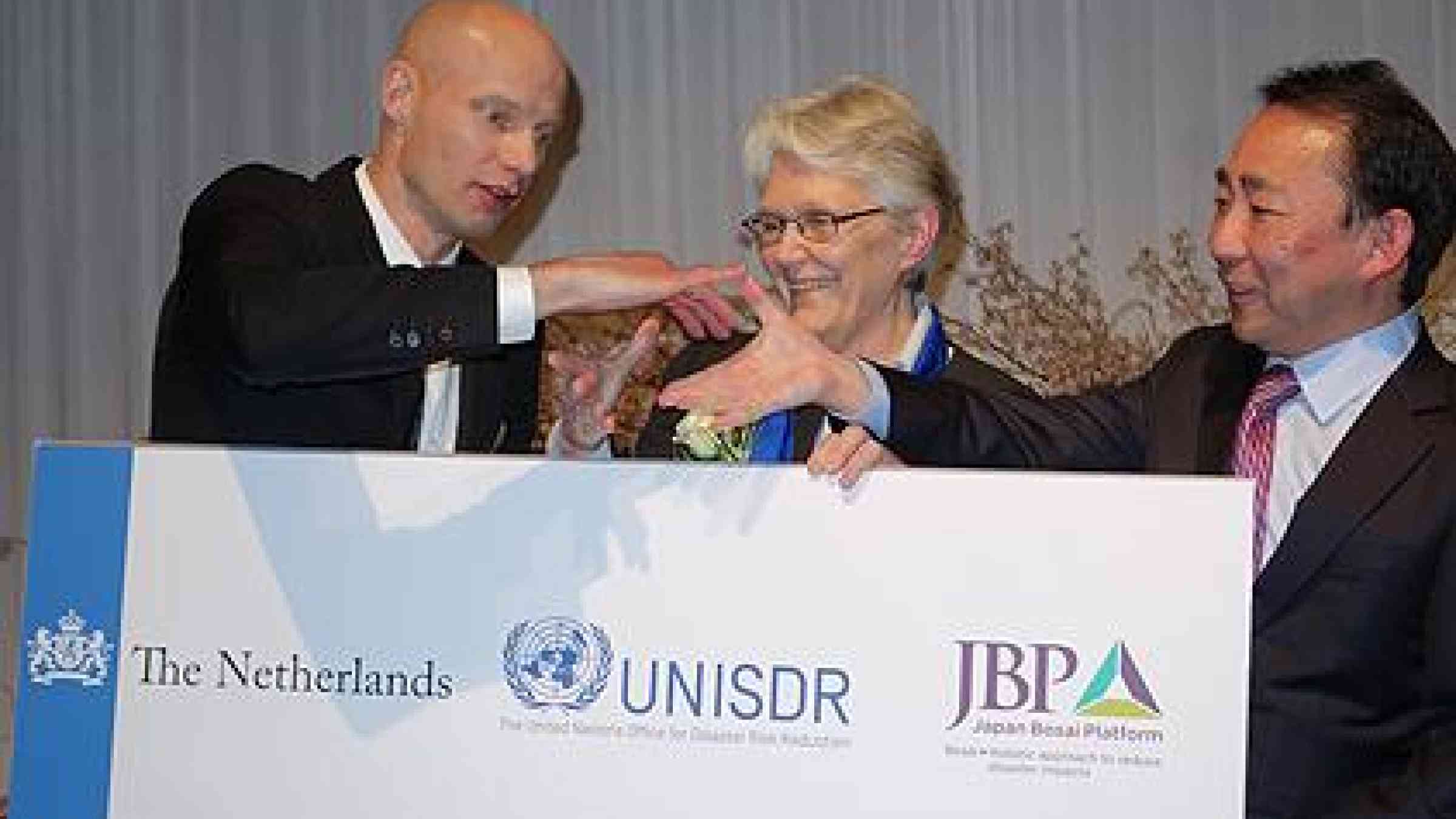 Henk Ovink, the Special Envoy for International Water Affairs of the Netherlands, Margareta Wahlstrom, head of UNISDR, and Naohiro Nishiguchi, the President of the Japan Bosai Platform (JBP) share a light-hearted moment after agreeing on the ‘Statement of Cooperation for Implementation of Resilient Cities Connect’. (Photo: UNISDR)