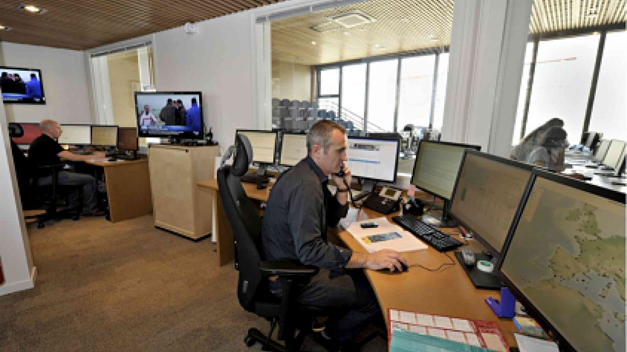 Monitoring seismic and tsunami activity at the French tsunami alert center, CENALT in Bruyères-le-Châtel (Essonne). Photo: CENALT